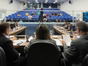 Vereadores de Patos aprovam aumento de 70% no próprio salário e reajuste para prefeito, vice-prefeito e secretários municipais