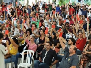 Professores da UFPB paralisam atividades em protesto por ajuste salarial