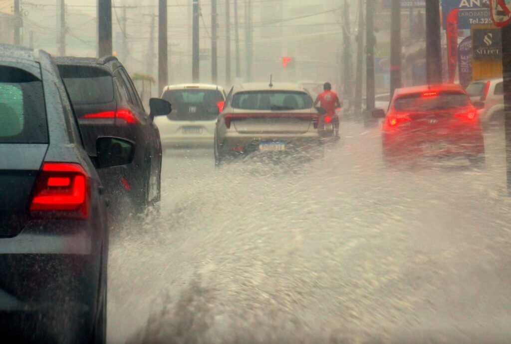Chove mais de 80 milímetros em João Pessoa e, mesmo sem ocorrências graves, Defesa Civil mantém equipes de prontidão