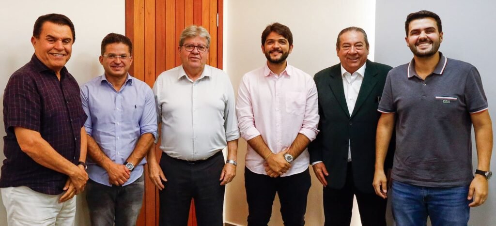 Junto com João Azevêdo, Wilson Santiago se reúne com prefeitos e discute ações para os municípios