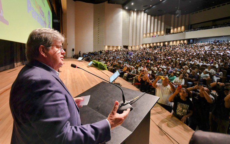 João Azevêdo premia 100 melhores escolas Referência em Aprendizagem e recebe reconhecimento por avanços na Educação paraibana