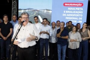 João Azevêdo e ministro Silvio Costa Filho entregam pista de aeroporto e destacam importância do equipamento para desenvolvimento de Patos