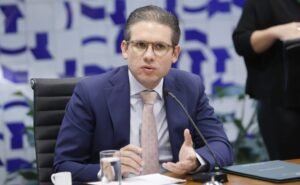Hugo Motta diz que não traiu Planalto e defende derrubada de alta do IOF