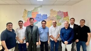 Deputado Wilson Santiago e prefeito de Pedras de Fogo, Ba Barros, discutem melhorias na saúde do município