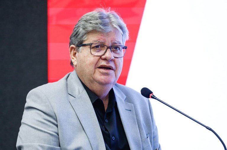 João Azevêdo entrega via que liga Altiplano ao Hospital Universitário e participa de pré-embarque dos selecionados do Paraíba Sem Fronteiras