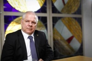 Operação da Polícia Federal prende ex-presidente do INSS Alessandro Stefanutto