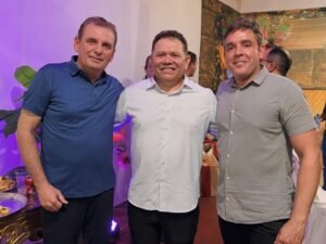 Chico Mendes prestigia Festa de Fim de Ano em São José da Lagoa Tapada ao lado do prefeito Neto de Coraci e lideranças locais