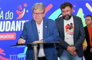 João Azevêdo lança programa com bolsas para universitários na Paraíba