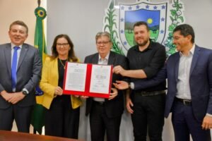 João Azevêdo e reitora da UFPB assinam convênio de R$ 1,2 milhão para criação do Memorial Sivuca