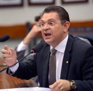 PF apreende R$ 400 mil na casa do líder do PL na Câmara durante  Operação que investiga desvio de cota parlamentar