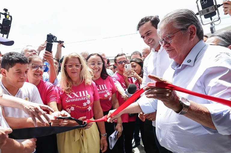 João Azevêdo entrega piscina terapêutica da Apae de Campina Grande