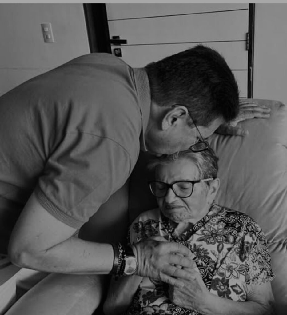 ALPB emite nota e voto de pesar pela morte de Dona Elizabete Pereira de Araújo, mãe do presidente Adriano Galdino