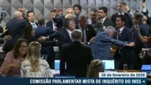 Com confusão e empurra-empurra CPI do INSS aprova convocação e quebra de sigilos de Lulinha