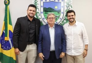 Governador recebe representantes dos professores e técnicos administrativos que celebram reajuste salarial de 10% e PCCR