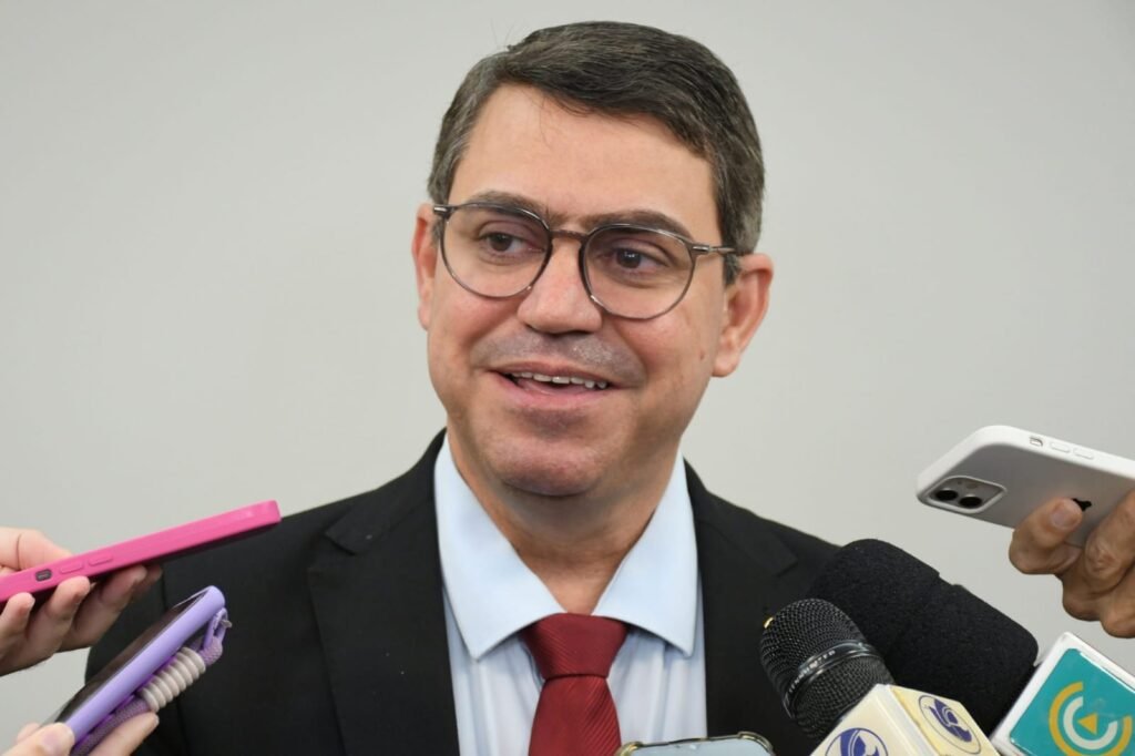 Com viagem de Cícero, Dinho assume Prefeitura de João Pessoa pela quinta vez