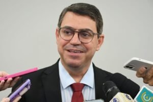 Com viagem de Cícero, Dinho assume Prefeitura de João Pessoa pela quinta vez