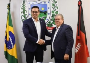 João Azevêdo transmite cargo para vice-governador Lucas Ribeiro que assume interinamente o governo até 1º de março