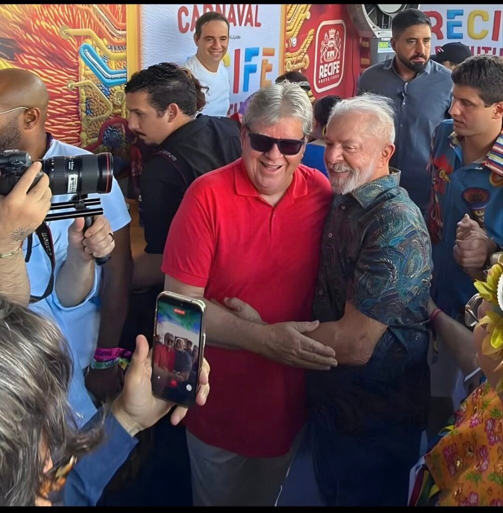 Ao lado de Lula, João Azevedo é recebido pelo prefeito do Recife e prestigia o Galo da Madrugada