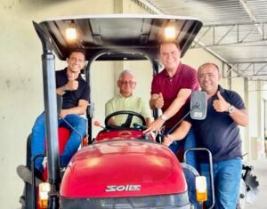 Vereador Paulo Sérgio e líder político Guel agradecem a Wilson Santiago por trator que fortalece a agricultura familiar em Gurinhém