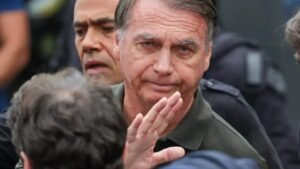 Bolsonaro recebe alta e vai cumprir prisão domiciliar com restrições e monitoramento