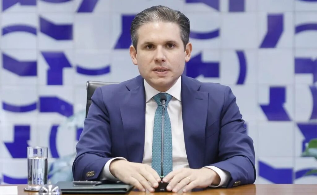 Dino dá prazo de 48 horas para Câmara explicar viagem de Mário Frias ao exterior