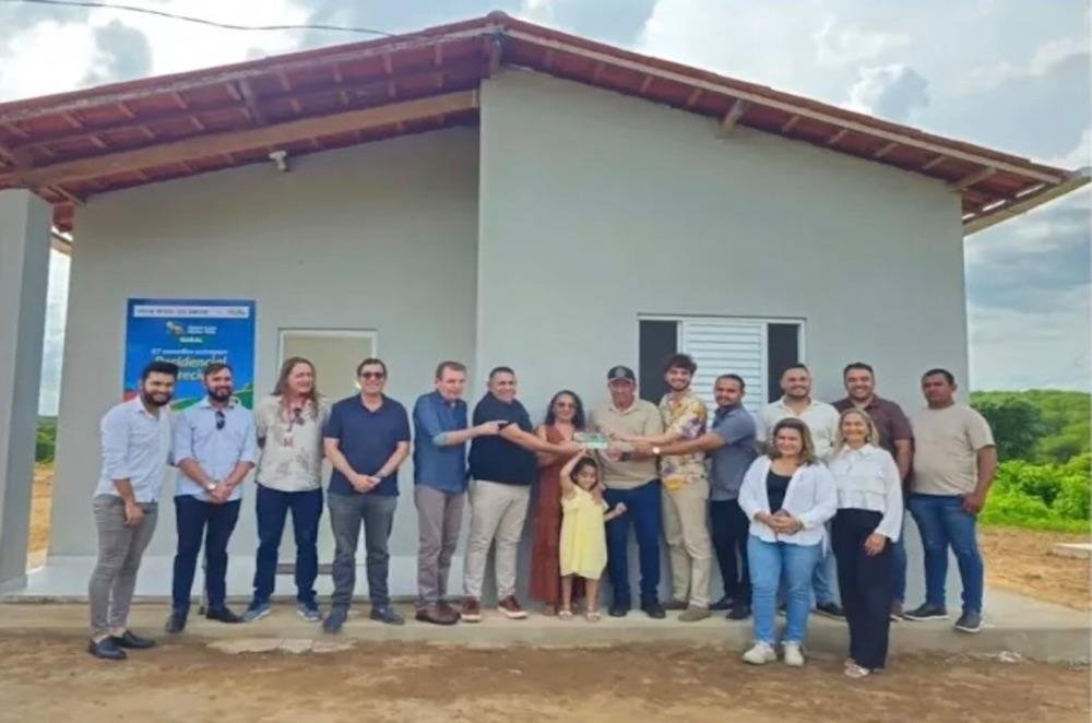 Chico Mendes fortalece política habitacional e participa da entrega de novas casas em Aparecida-PB