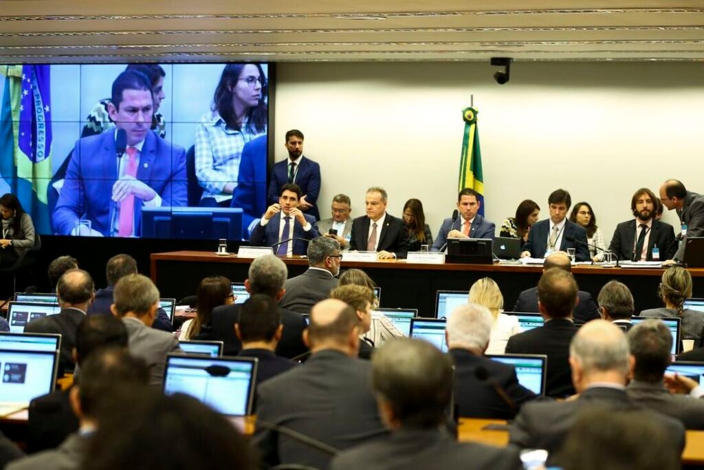 CCJ da Câmara aprova propostas que acabam com a escala 6X1