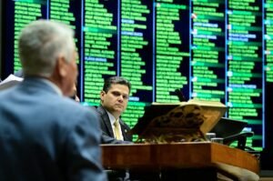 Congresso derruba veto de Lula que possibilita redução das penas  dos condenados pelos atos do 8 de janeiro e aprofunda crise entre Legislativa e Executivo