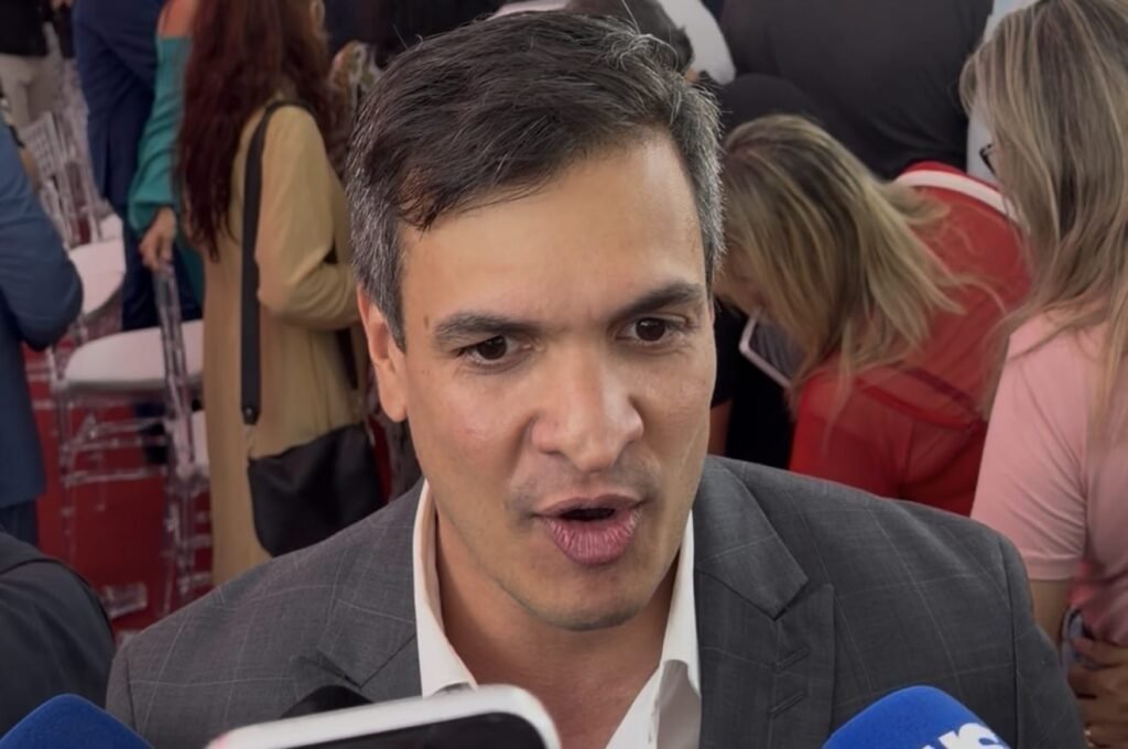 Presente na posse de Leo Bezerra, Diogo Cunha Lima diz que seu nome está à disposição do grupo sobre formação de chapa com Cícero