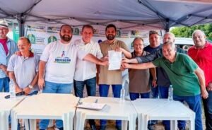 Chico Mendes e Alyson Francisco autorizam construção de escola e entregam veículos em Cachoeira dos Índios