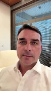 Com poucas horas de diferença, Flávio Bolsonaro nega e depois confirma cobrança a Vorcaro