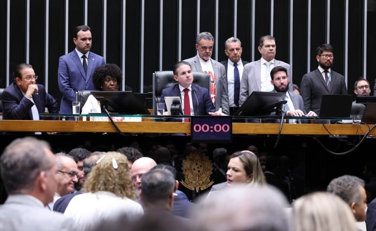 Fim da escala 6×1 é aprovada na Câmara e proposta vai ao Senado; confira como votou a bancada paraibana