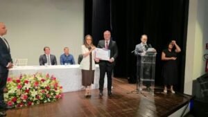 Prefeito eleito e vice de Cabedelo são diplomados, mas por ser alvo de investigação, Edvaldo segue afastado e Evilásio assume gestão