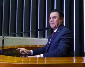 Projeto de Wilson Santiago cria piso nacional para acompanhantes especializados de pessoas autistas