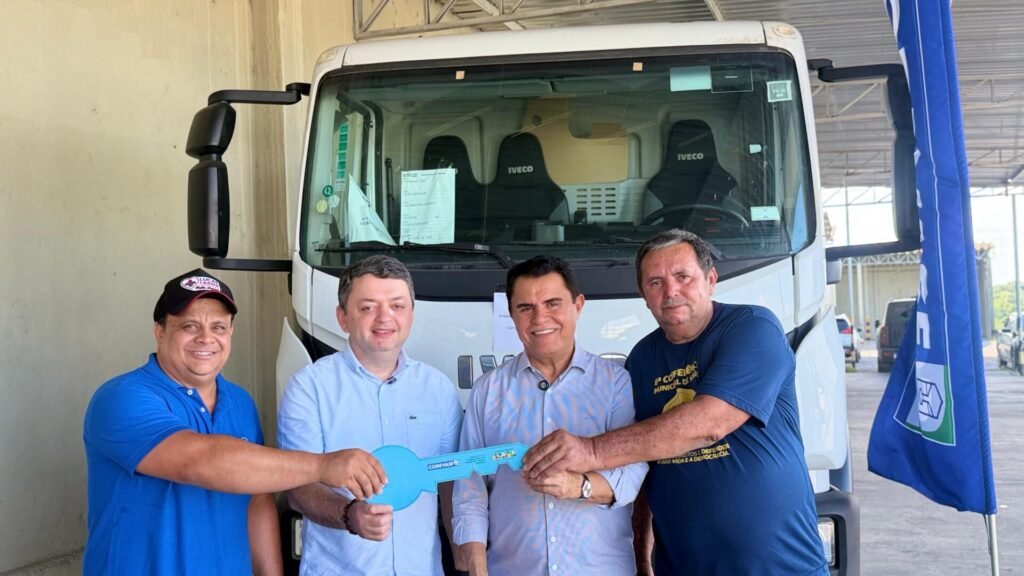 Queimadas recebe dois caminhões basculantes por meio de ação do deputado federal Wilson Santiago