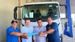 Queimadas recebe dois caminhões basculantes por meio de ação do deputado federal Wilson Santiago