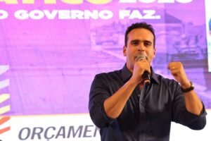 Governador Lucas Ribeiro assina ordem de serviço da Vila Olímpica de Sousa durante audiência do ODE no município