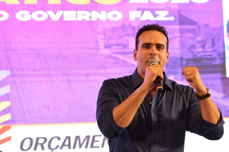 Governador Lucas Ribeiro assina ordem de serviço da Vila Olímpica de Sousa durante audiência do ODE no município
