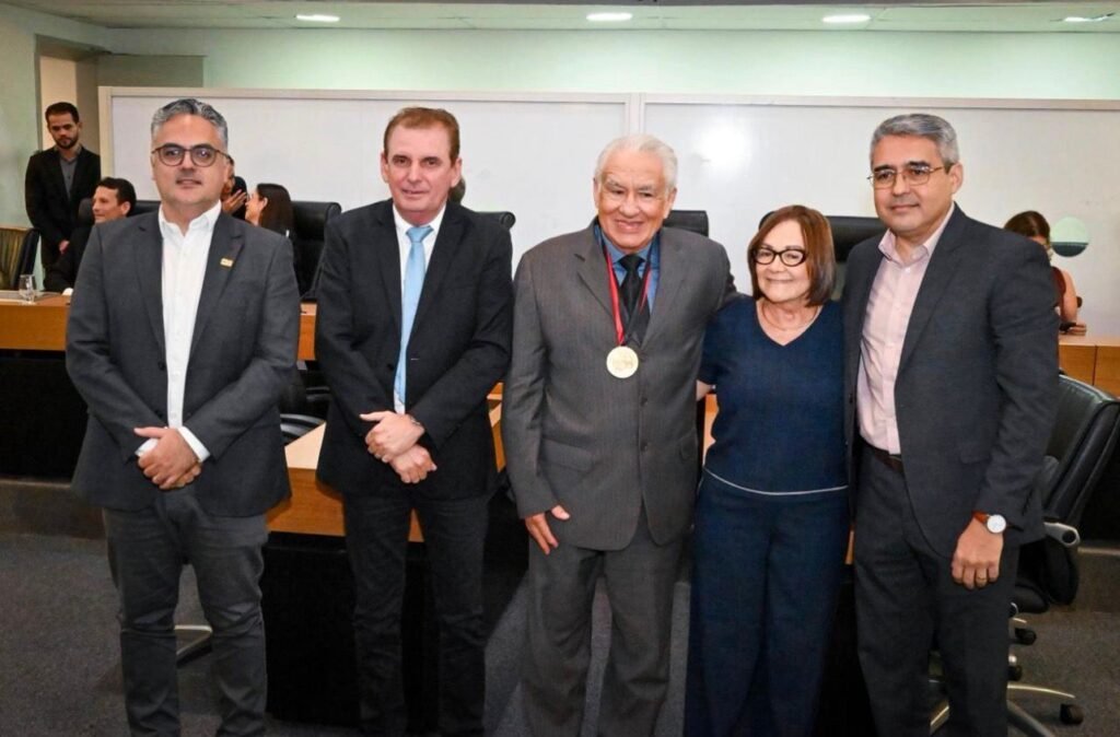 ALPB homenageia Antônio Vituriano com Medalha Epitácio Pessoa por iniciativa do deputado Chico Mendes