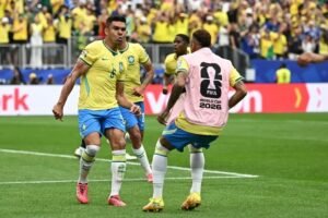 Brasil vence o Japão de virada e avança às oitavas da Copa do Mundo