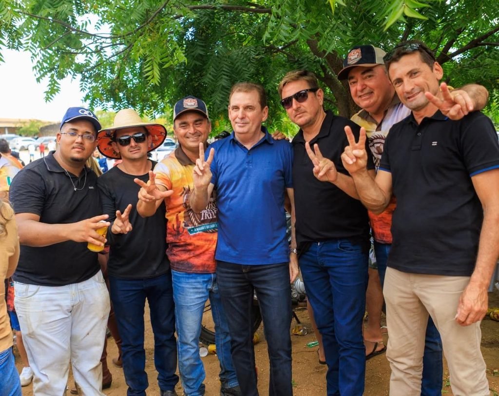 Chico Mendes prestigia tradicional Cavalgada Tropeiros do Trapiá e reforça alianças políticas em Nazarezinho