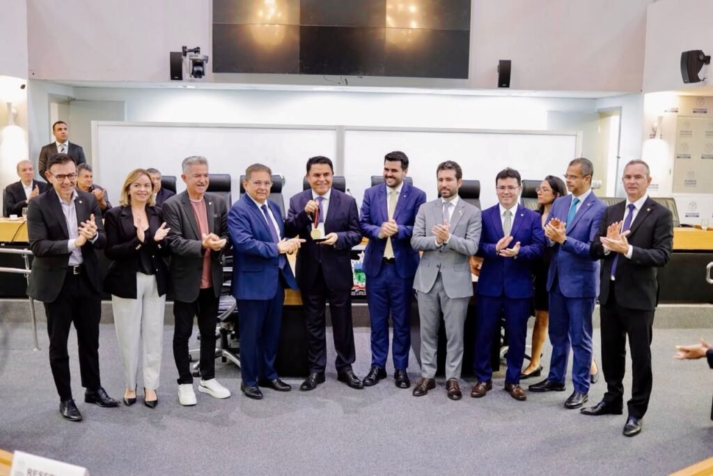 Prestigiado por mais de 100 lideranças políticas, Wilson Santiago recebe a Medalha Epitácio Pessoa na Assembleia Legislativa