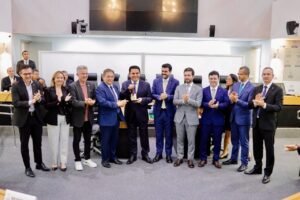 Prestigiado por mais de 100 lideranças políticas, Wilson Santiago recebe a Medalha Epitácio Pessoa na Assembleia Legislativa