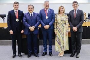 Sílvia Benjamin homenageia Alexandre Aureliano e a Conplan na ALPB
