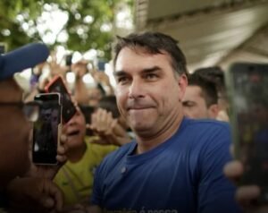 Flávio Bolsonaro antecipa viagem aos EUA e cancela agenda em Campina Grande