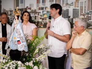 Leo Bezerra recebe imagem de Nossa Senhora das Neves e destaca fé no serviço público