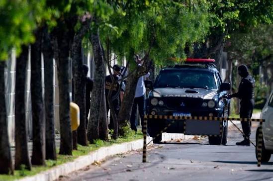 PF faz busca por armas e munições na casa de Bolsonaro; defesa diz que ‘nada foi encontrado’