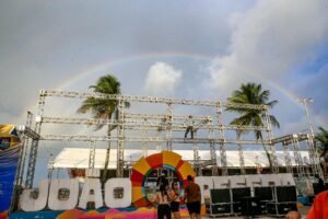 Prefeitura monta estrutura para transmissão do jogo Brasil contra a Noruega neste domingo no Busto de Tamandaré