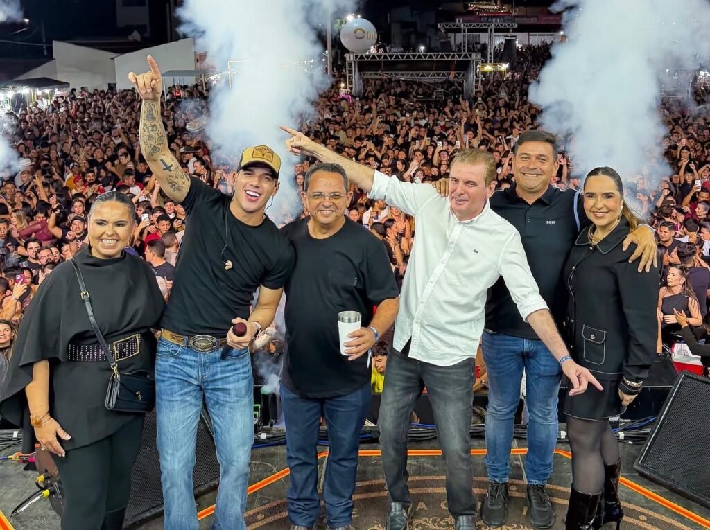 Chico Mendes prestigia festa de São Pedro em Condado ao lado do prefeito Caio Paixão: “Uma noite de muita alegria”