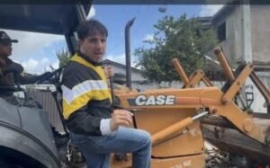 Em ‘Missão’ de campanha na Paraíba, Renan Santos  retira câmeras de monitoramento  de postes e usa trator para remover lixo